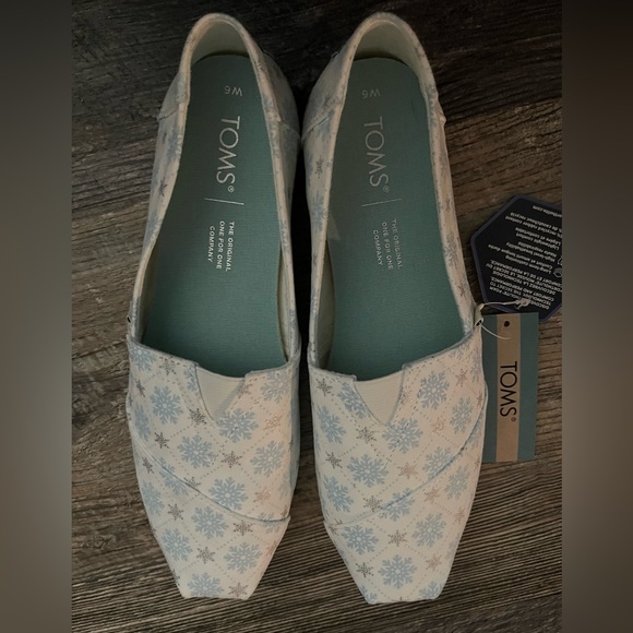 NWT- TOMS alpargata white microsuede slip on loafers w/blue & silver snowflakes - Picture 5 of 8
